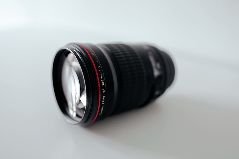 closeup photography of black camera lens on white surface, black DSLR camera lens HD wallpaper