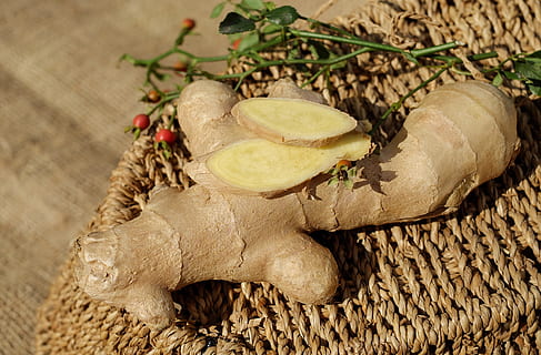 closeup photo of ginger on brown woven surface, ingber, immerwurzel HD wallpaper