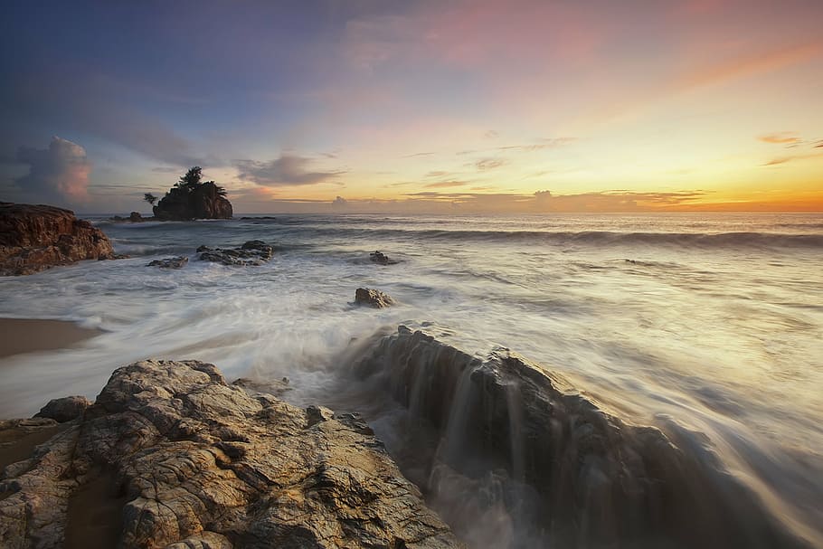 ocean waves and brown stones, sea, splash, ripples, rock, formation HD wallpaper