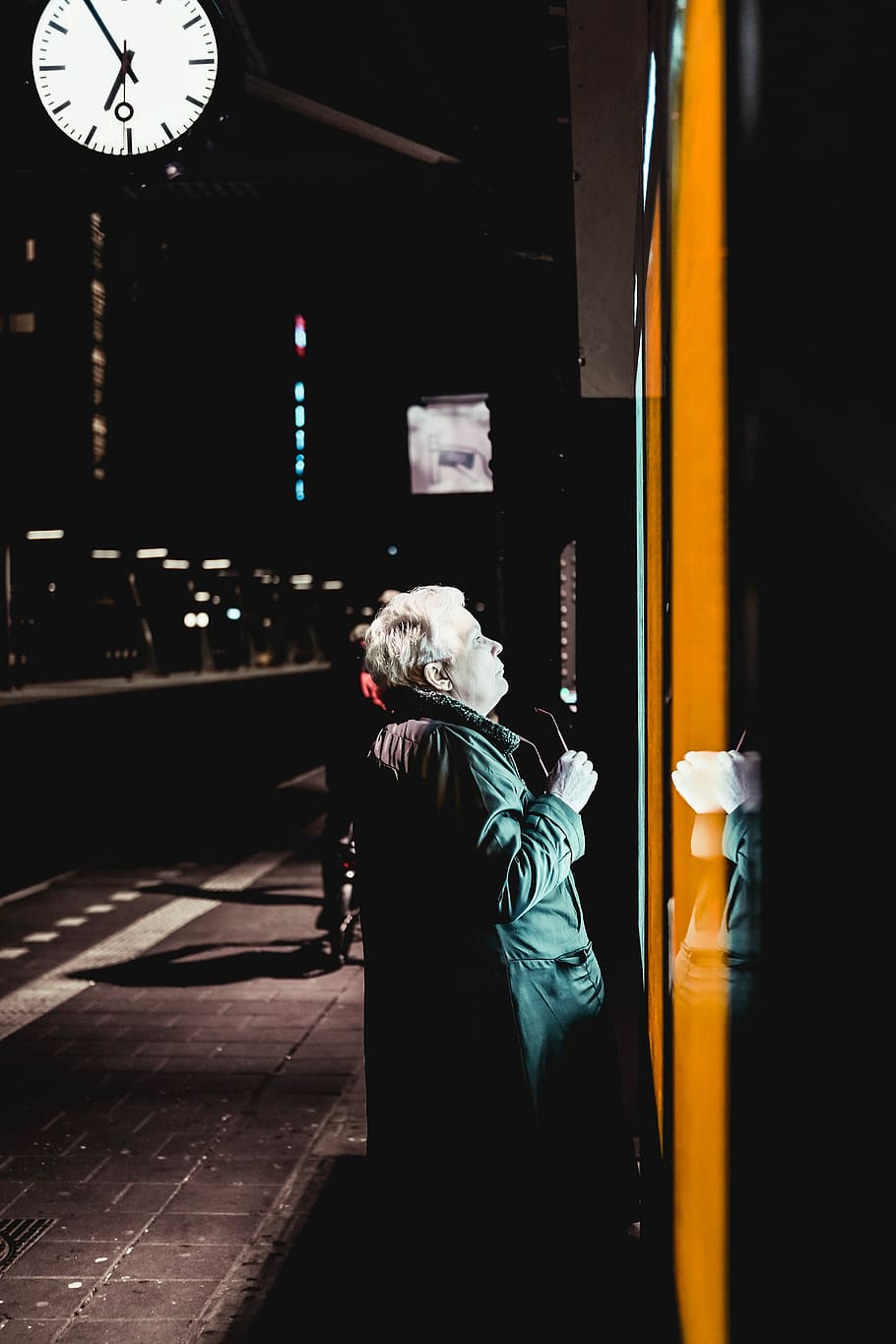 woman staring at the lighted signage at nightime, woman looking at store HD wallpaper
