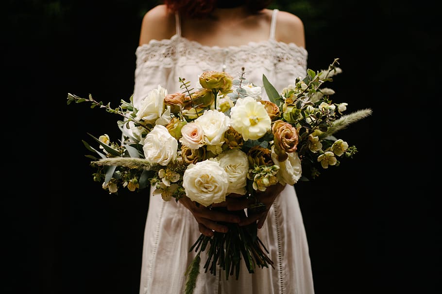 photo of woman holding bouquet of white petaled flowers, bunch HD wallpaper