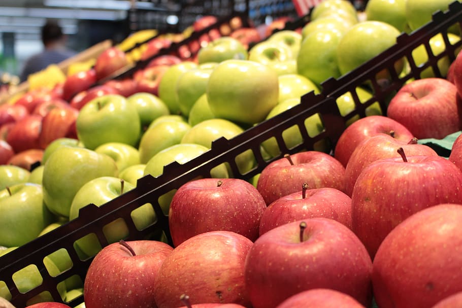 red and green apple display, fruit, supermarket, food and drink HD wallpaper