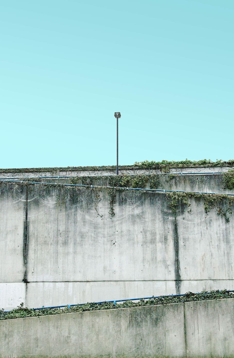 antenna on top of gray building, gray concrete wall photo, city HD wallpaper