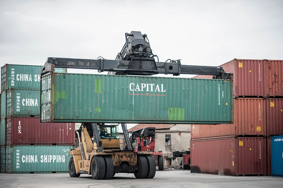 yellow intermodal lift lifting green Capital intermodal container at daytime HD wallpaper