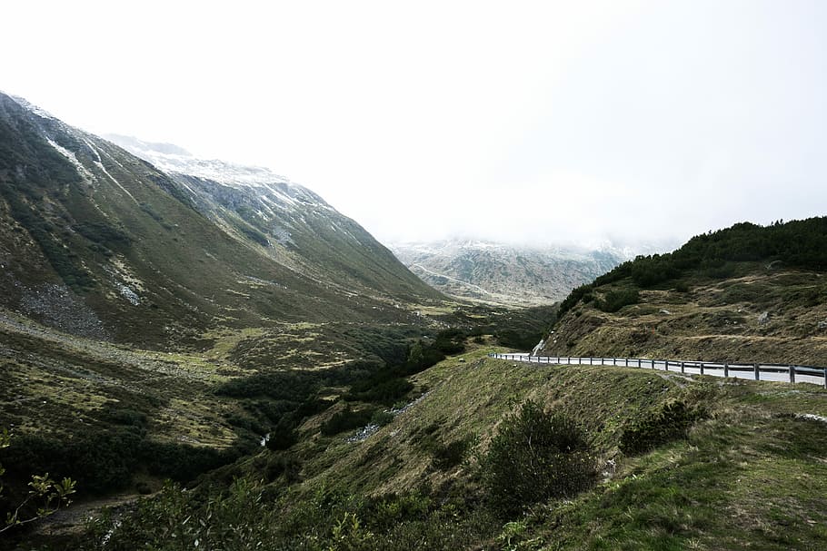 road near mountain under gray sky, clear paved road near cliff HD wallpaper