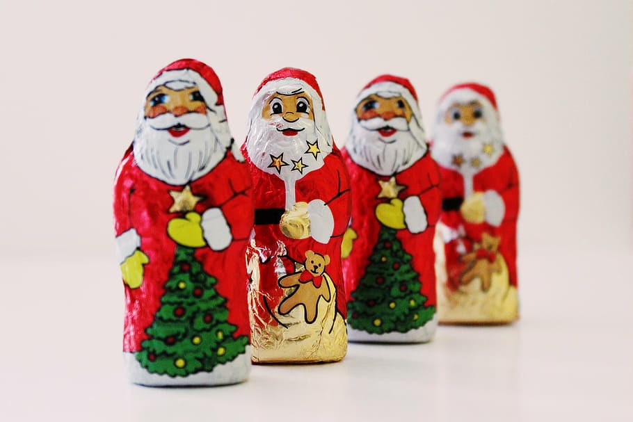 closeup photo of four Santa Claus matryoshka dolls, santa clauses, HD wallpaper