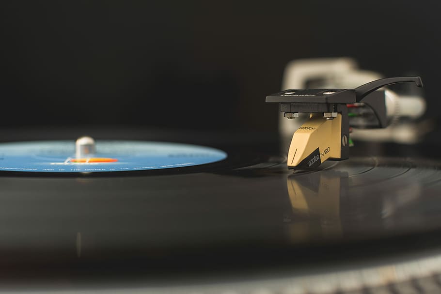 vinyl album spinning on turn table, selective focus photography of turntable