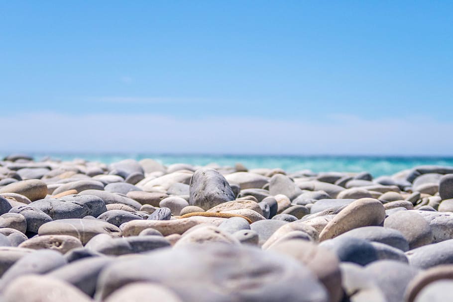 photo of stones near body of water, selective focus photo of stones near body of water HD wallpaper