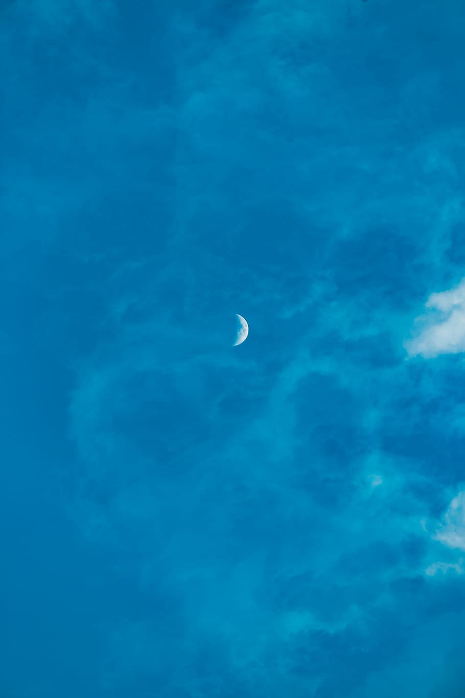 photo of crescent moon, selective focus photography of white moon HD wallpaper