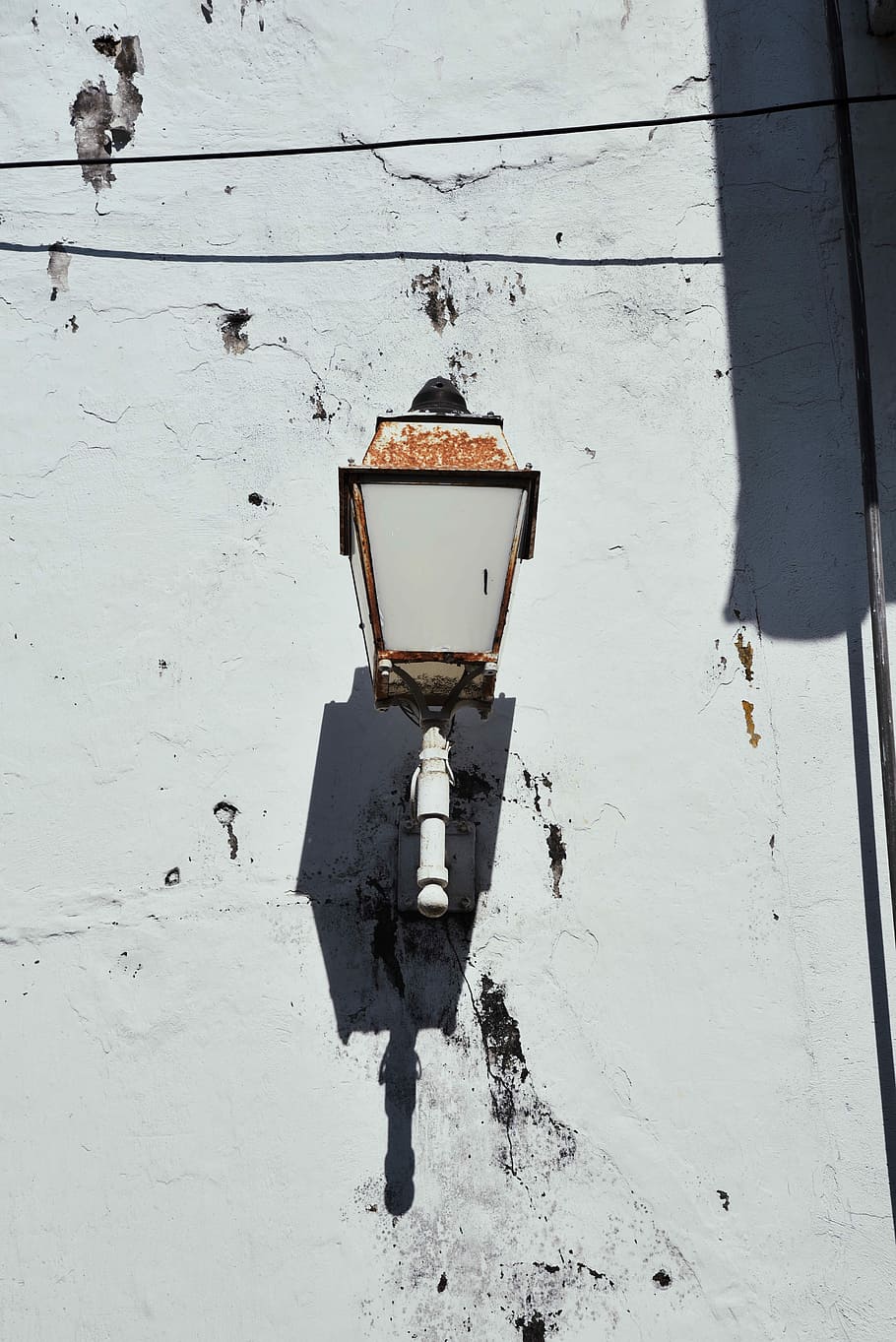 brown sconce, wall, light, lamp, old, street, sunlight, shadow HD wallpaper