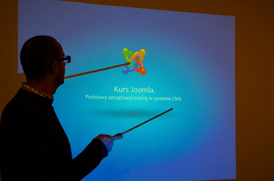 man standing near projection screen, cms, joomla, training HD wallpaper