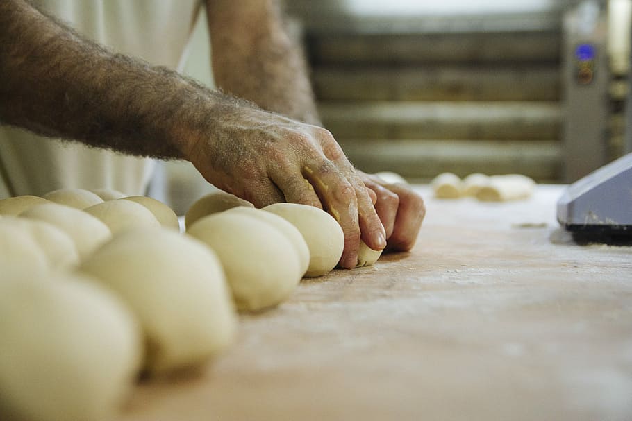 Manos en la masa, person baking breads, baker, male, hands, human hand HD wallpaper