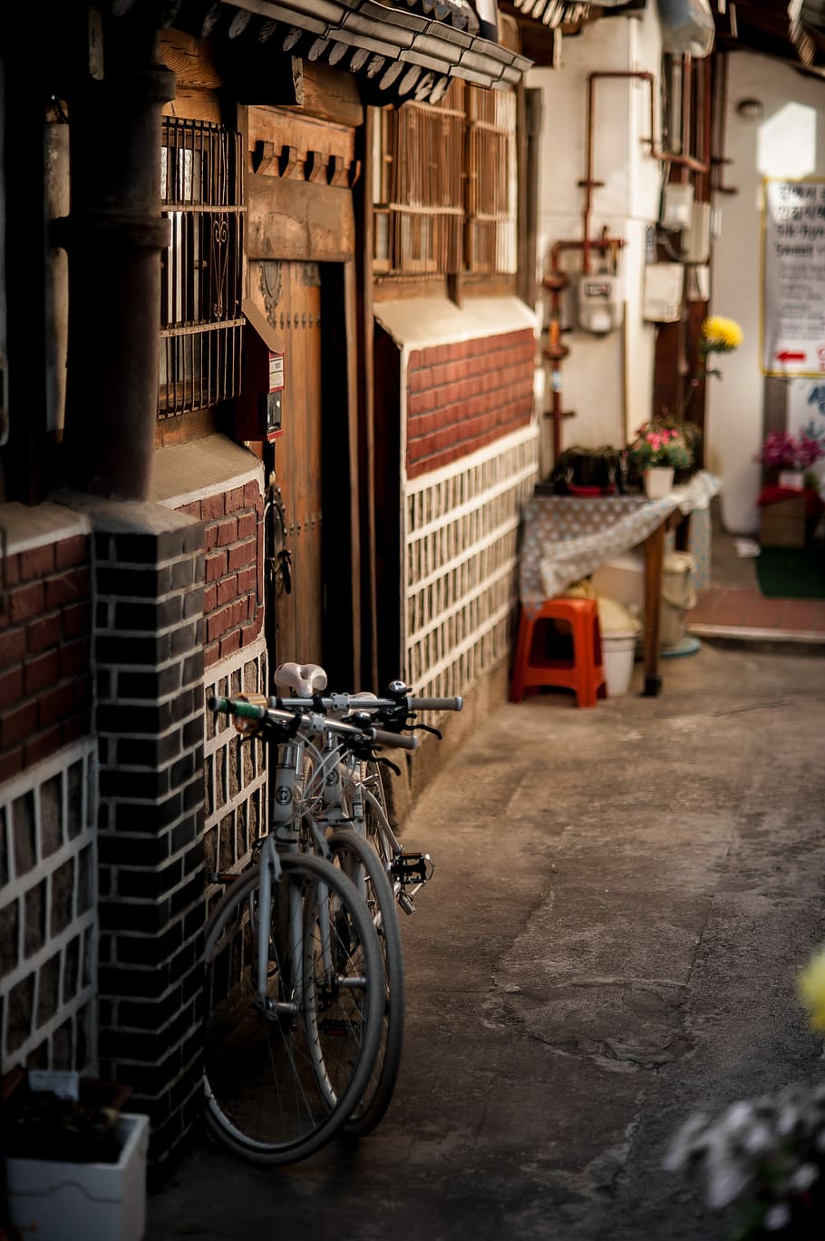 two gray rigid bikes, bicycle, old, urban Scene, no People, street HD wallpaper