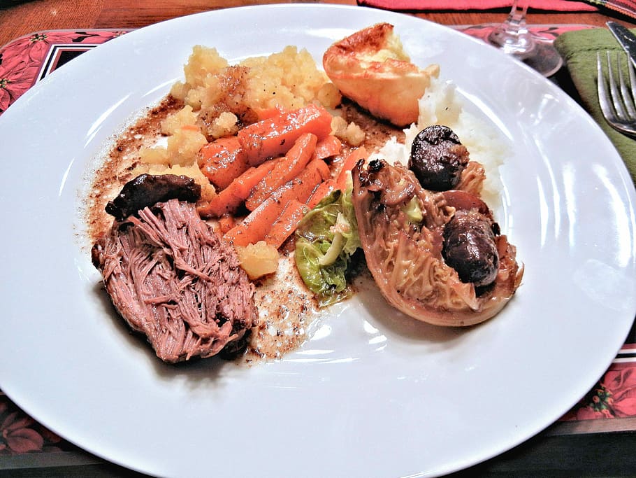 Christmas Dinner, Beef, Savoy Cabbage, rutabaga, carrots, yorkshire pudding, HD wallpaper