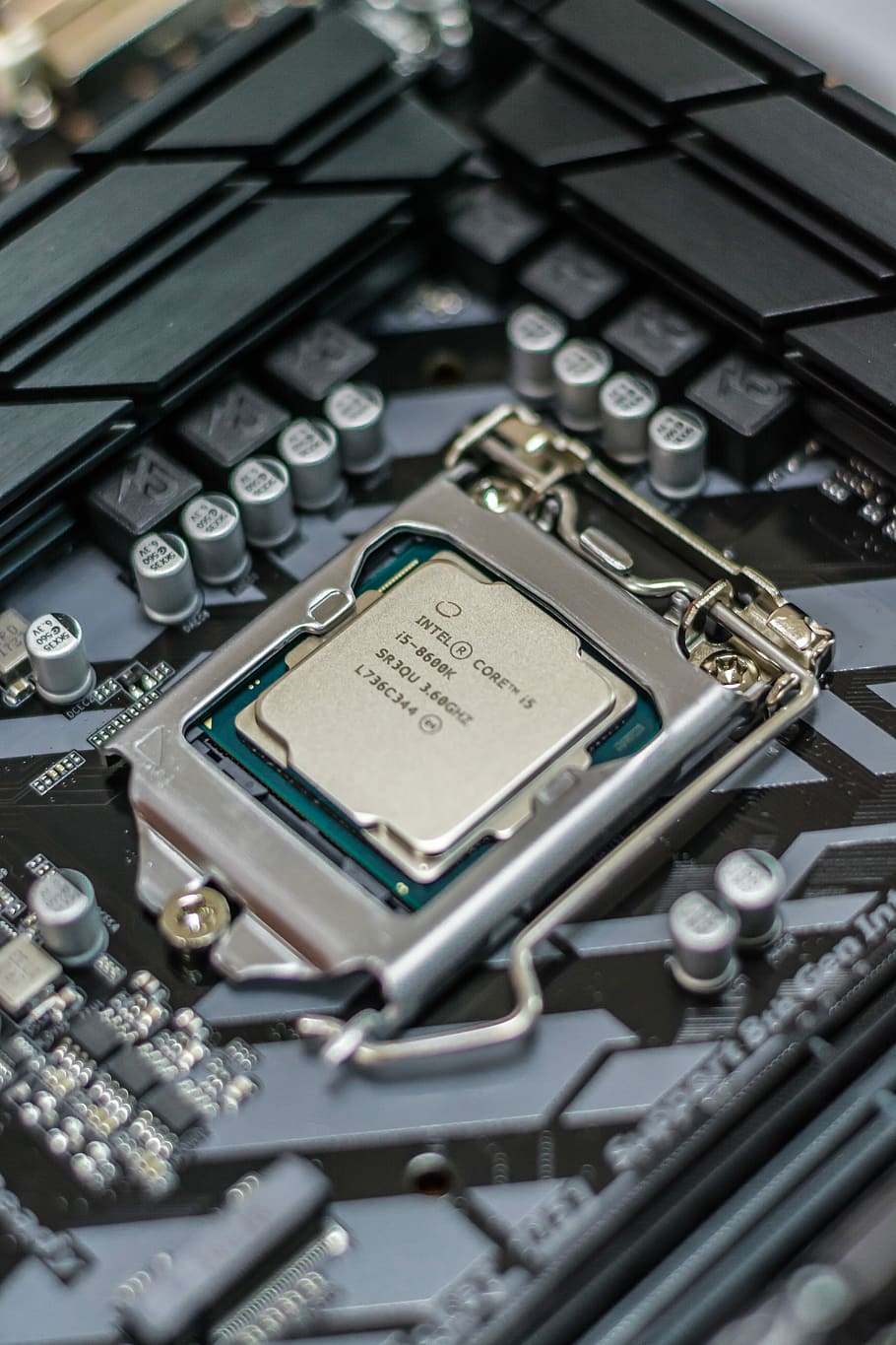 macro shot photography of Intel Core i5 processor, gray Intel Core i5 computer processor, HD wallpaper
