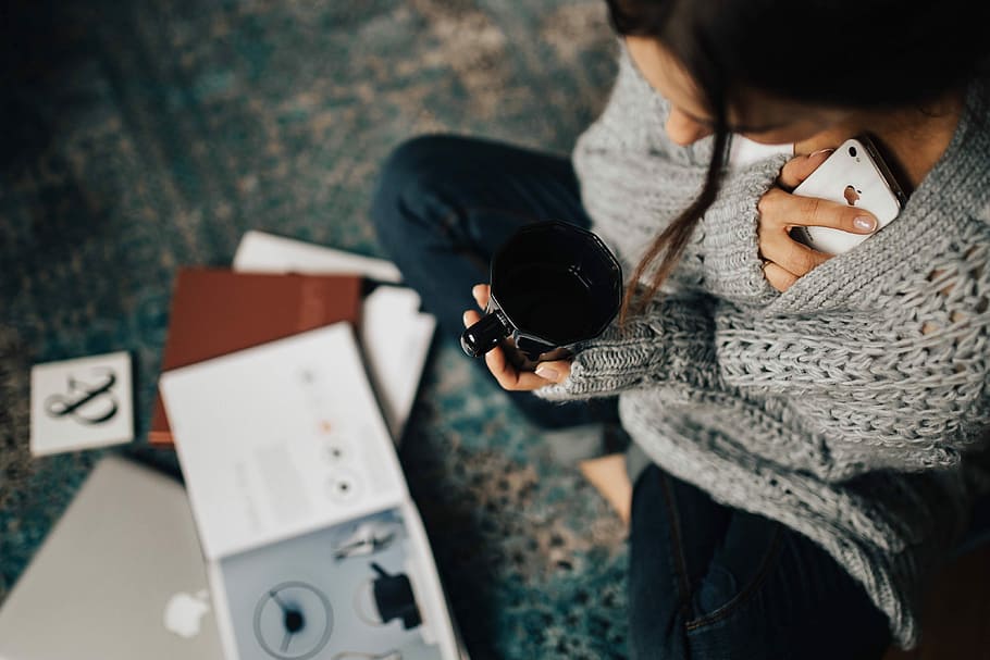 Woman reading magazines on the floor while enjoying her cup of tea, HD wallpaper