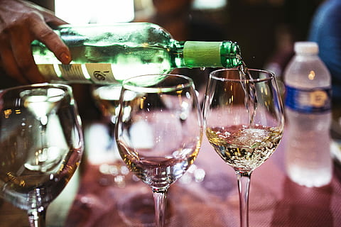 Close up picture of empty glasses in restaurant, table, drink HD wallpaper