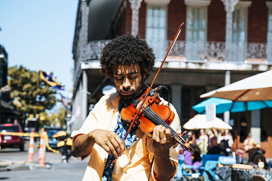 A man playing the violin or fiddle on the streets in New Orleans in the French Quarter, man playing violin HD wallpaper