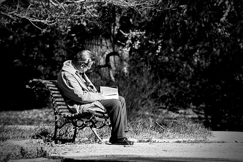 grayscale photo of man sitting on bench, solo, reader, old HD wallpaper