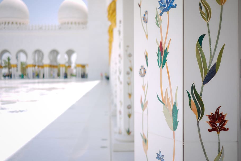closeup photo of floral decal on white concrete wall, flower decorations on Taj Mahal wall HD wallpaper