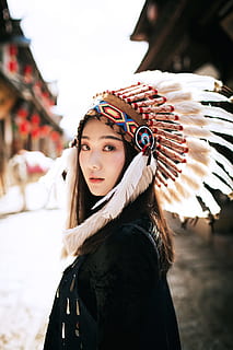 woman in white and blue native american hat, woman wearing Native American headdress HD wallpaper