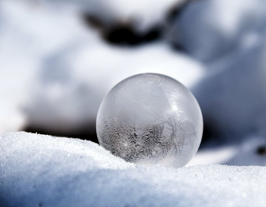 selective focus of glass ball at snowfield, soap bubble, frosted HD wallpaper