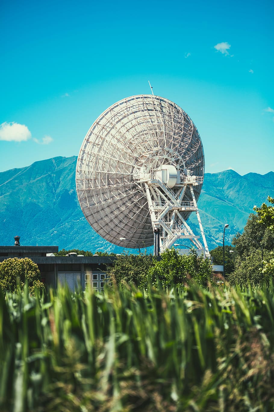 selective focus photography of parabolic antenna and mountain range view, HD wallpaper