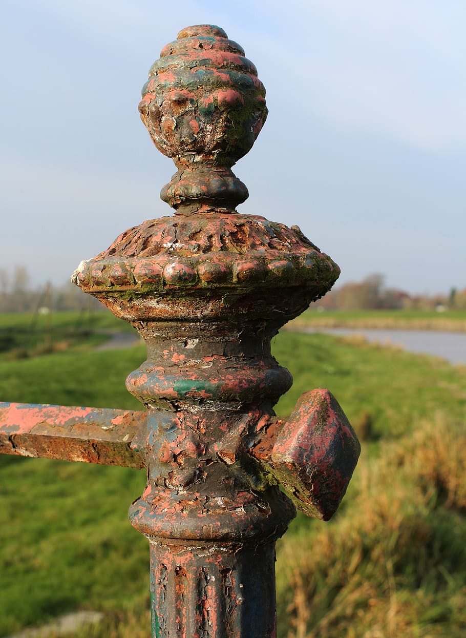 metal, post, old, construction, outdoor, retro, rusty, focus on foreground HD wallpaper