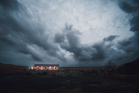 cloudy sky over lighted house, house under gray clouds, photo HD wallpaper
