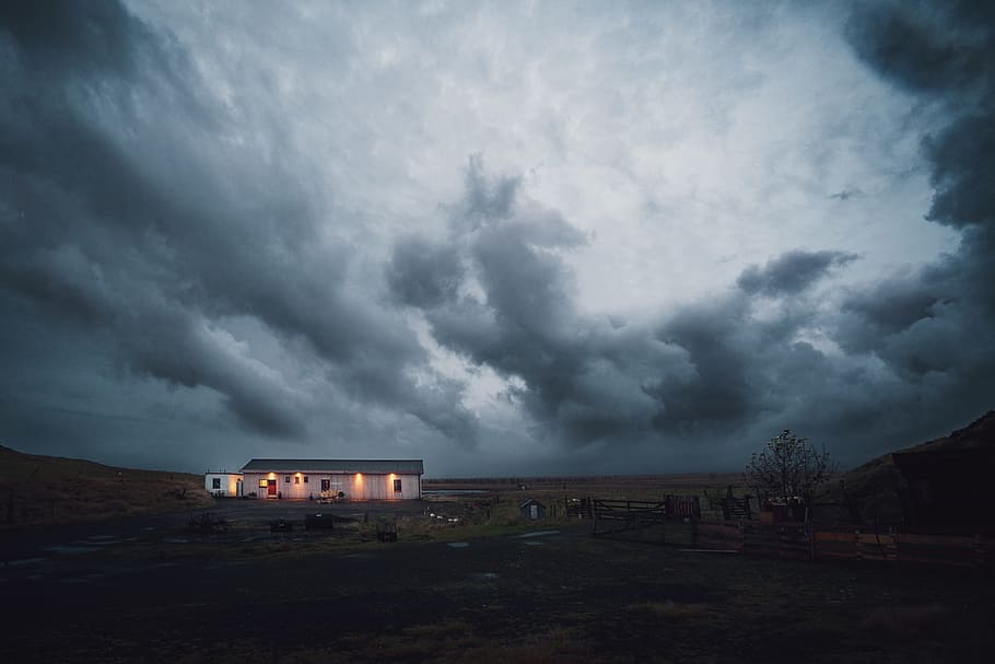 cloudy sky over lighted house, house under gray clouds, photo HD wallpaper