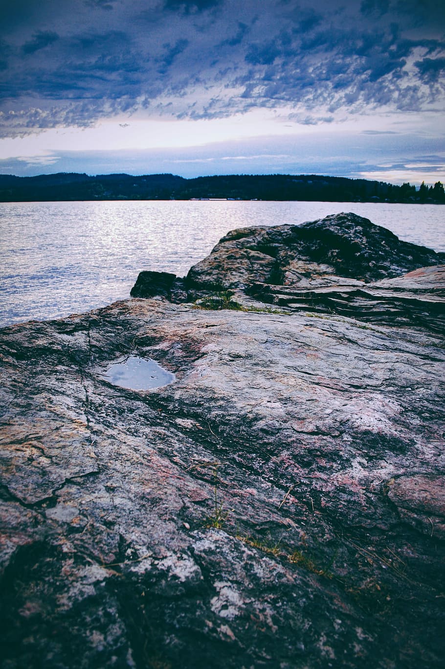 rock formation beside the ocean photography, gray cliff near body of water HD wallpaper