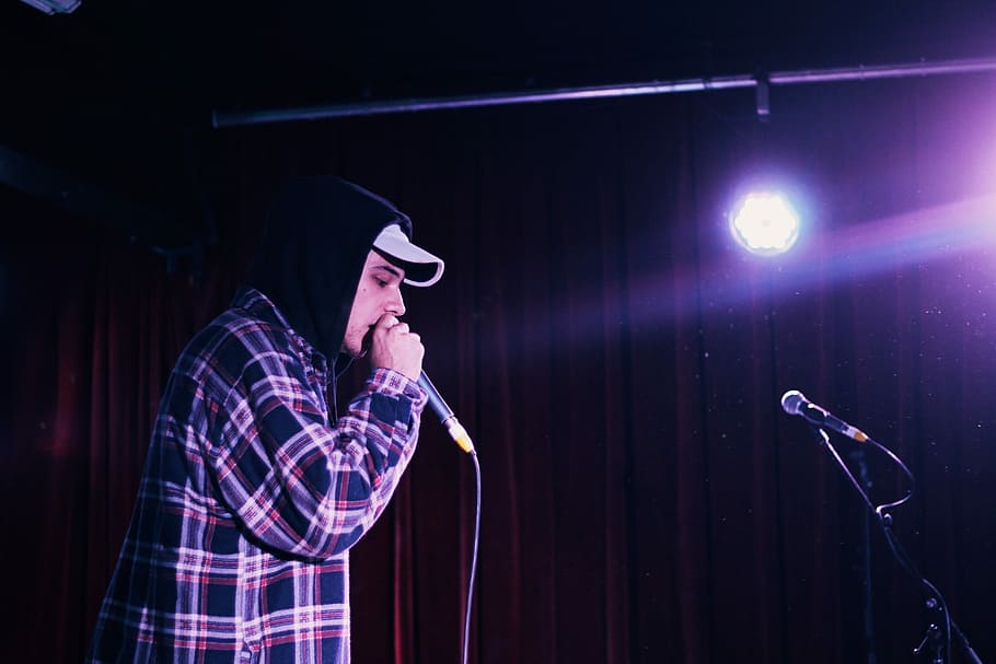 man singing on stage, man standing while holding microphone, concert HD wallpaper