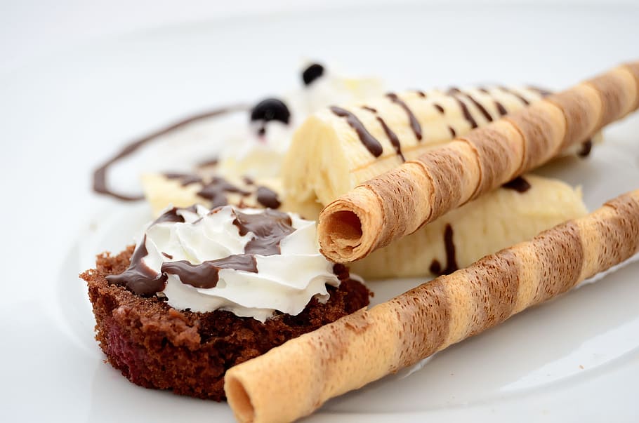 Pastry, bananas, cake, close-up, closeup, cream, delicious, dessert HD wallpaper