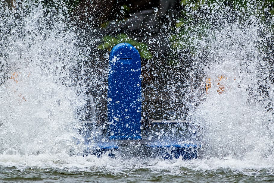 Action drop. Spray Splash. Мокрая волна фото.