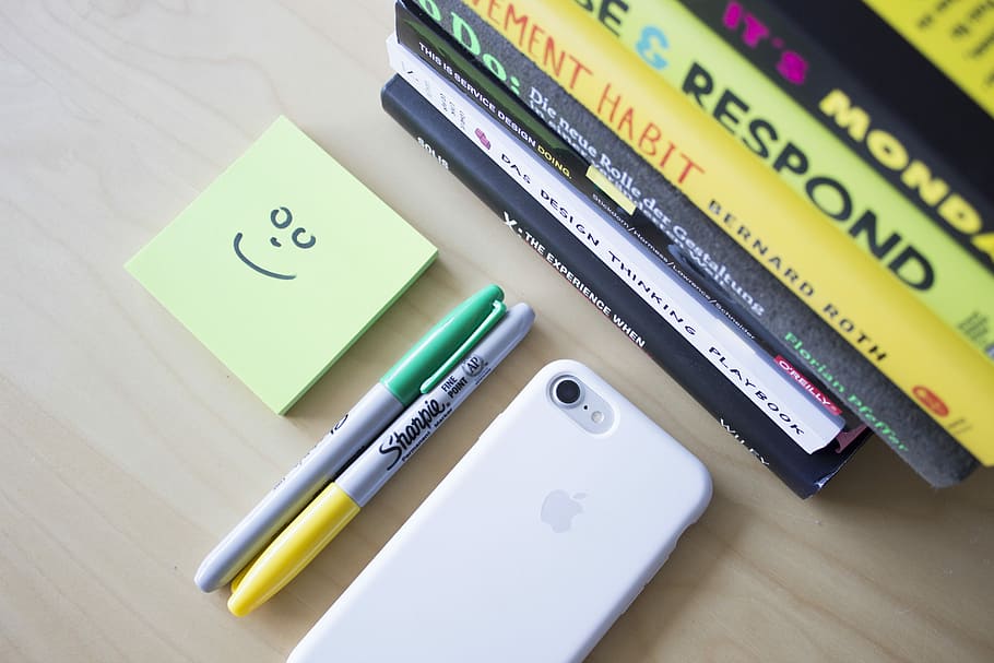 two Sharpie markers beside iPhone and sticky notes, silver iPhone 7 with white Apple Silicone Case HD wallpaper