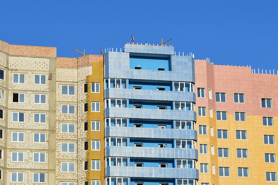 blue and yellow concrete building at daytime, facade insulation HD wallpaper