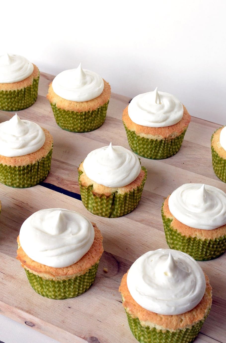 baked cupcake lot, frosting, lime, fruit, green, citrus, limes HD wallpaper