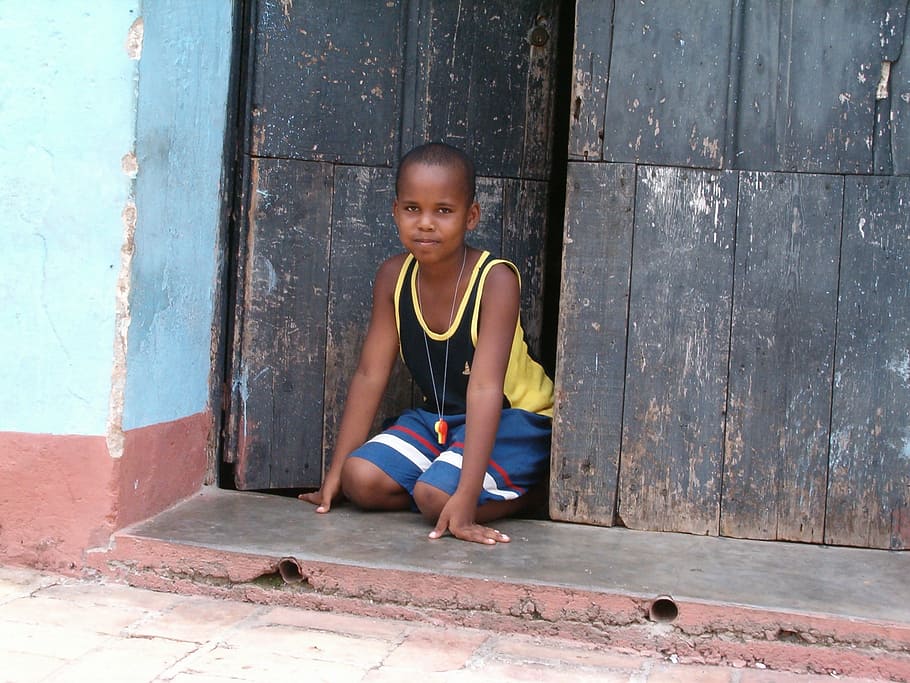 boy kneeling beside slightly opened door, cuba, child, children, HD wallpaper