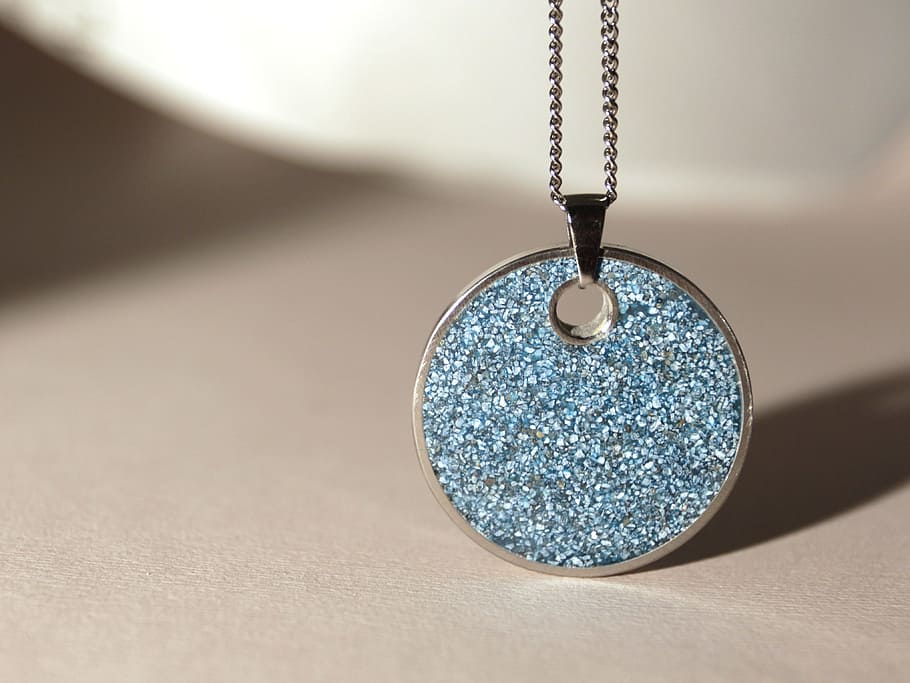 shallow focus photography of necklace, pendant, fashion, luxury, HD wallpaper