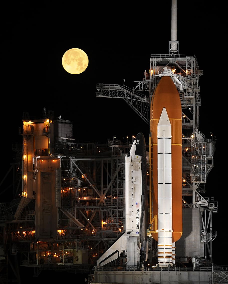 selective focus photo of space shuttle at nighttime, rocket launch