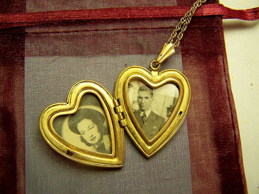 man and woman photos in gold heart locket pendant chain necklace, HD wallpaper