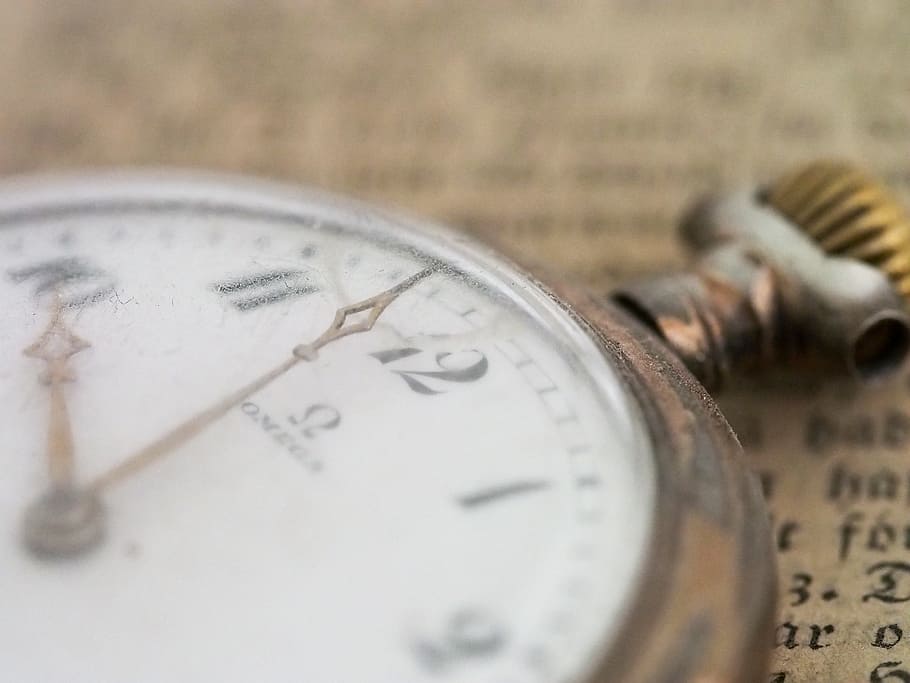 closeup selective focus photography of gold-colored pocket watch, HD wallpaper