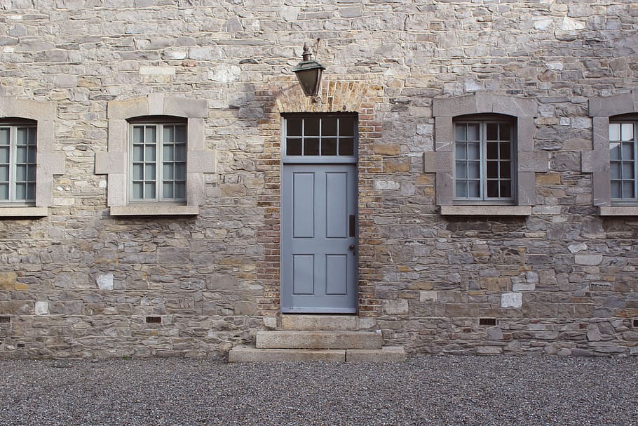 Welcome to Kilmainham, photo of gray brick building with closed door, HD wallpaper