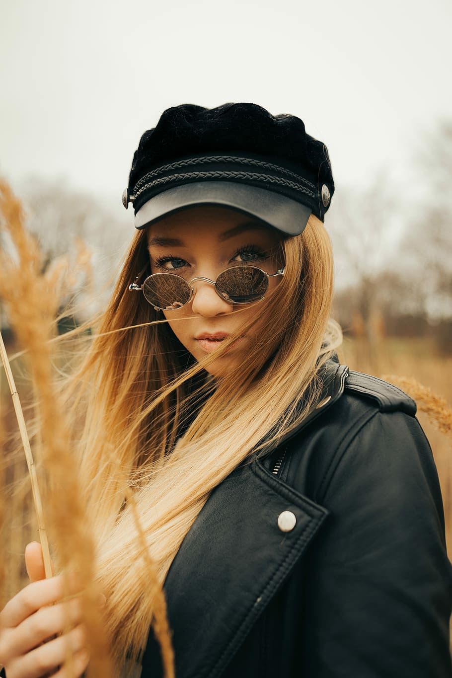 woman wearing sunglasses and holding stick, woman on wheat field, HD wallpaper