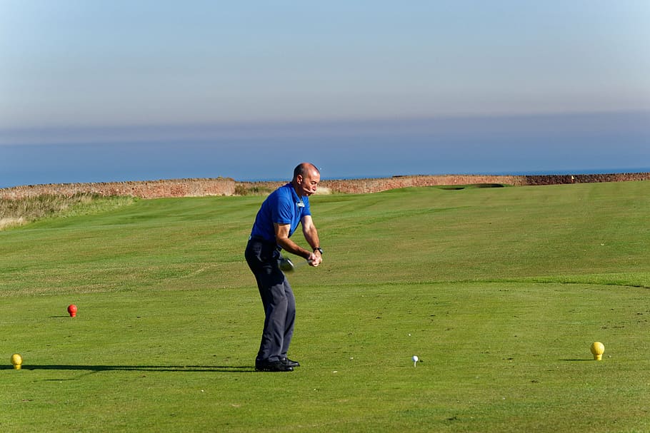 man playing golf, golf swing, golfer, sport, club, ball, golfing HD wallpaper