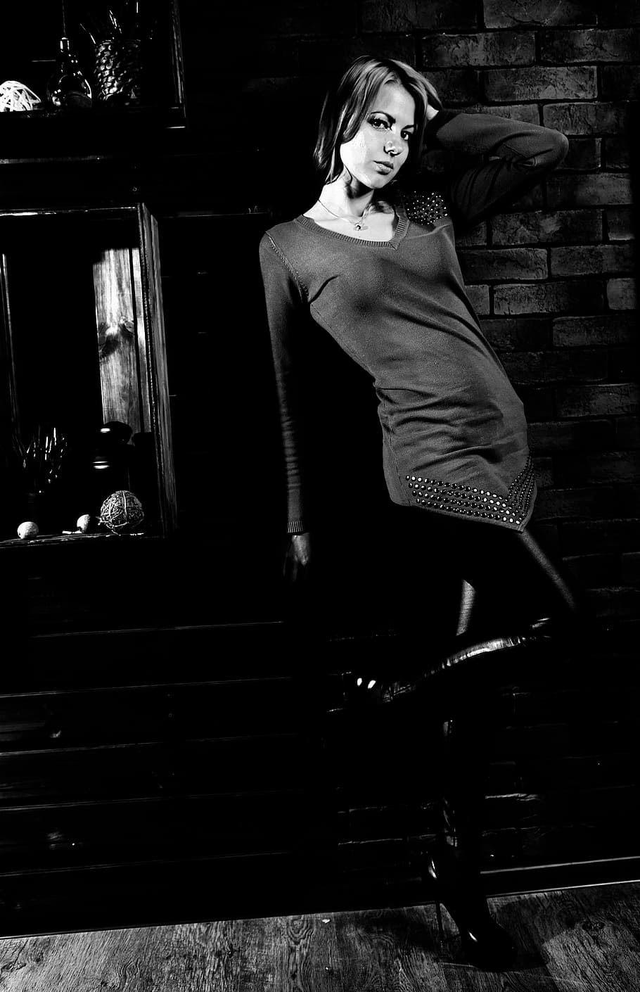 studio, twilight, girl, model, black and white, one person HD wallpaper