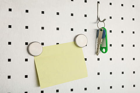 key with keychain on hook, postit, sticky note, yellow, reminder HD wallpaper