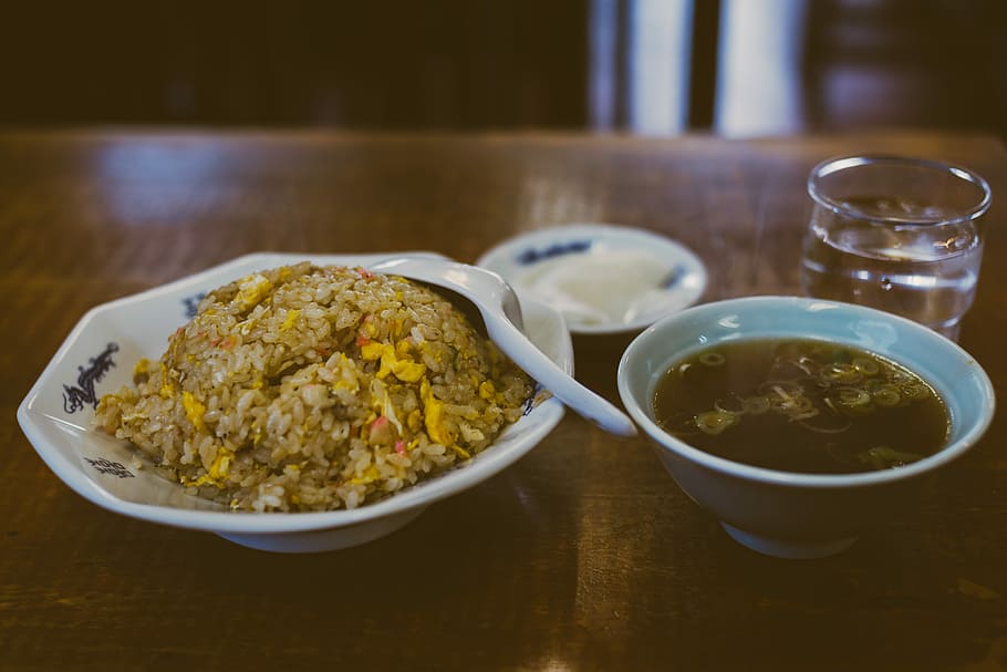 white ceramic plate on brown wooden table, fried rice on white ceramic bowl with soup HD wallpaper