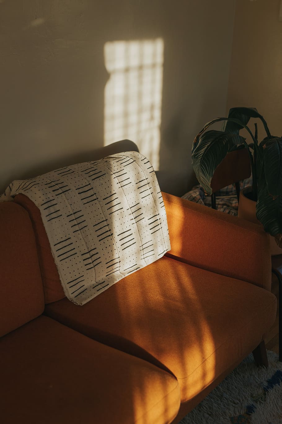white textile on brown couch, vacant couch, light, shadow, light leak HD wallpaper