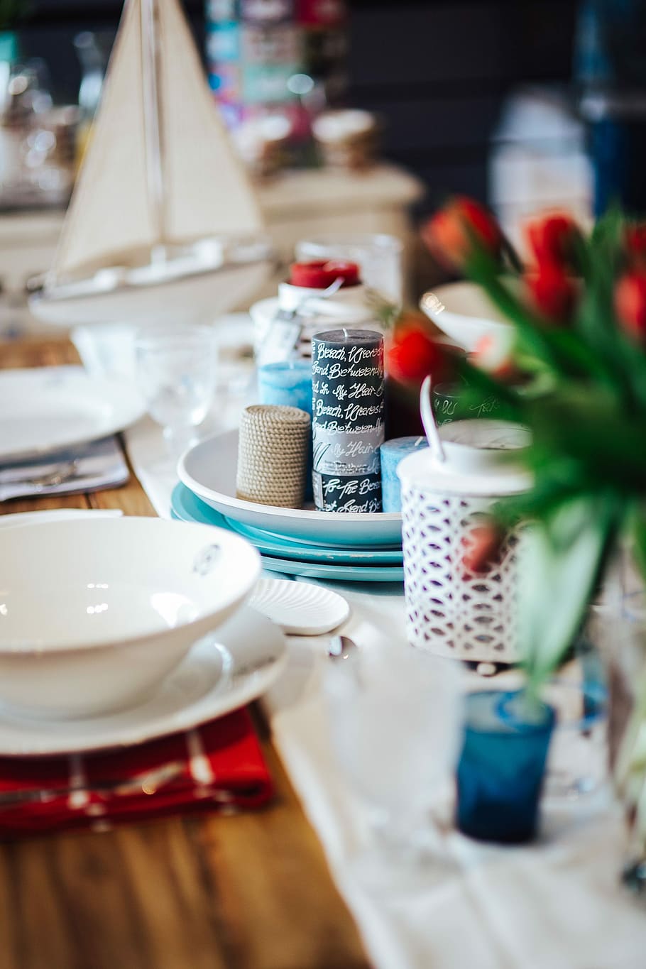 Table decorations with red flowers, lunch, dinner, glasses, candle HD wallpaper